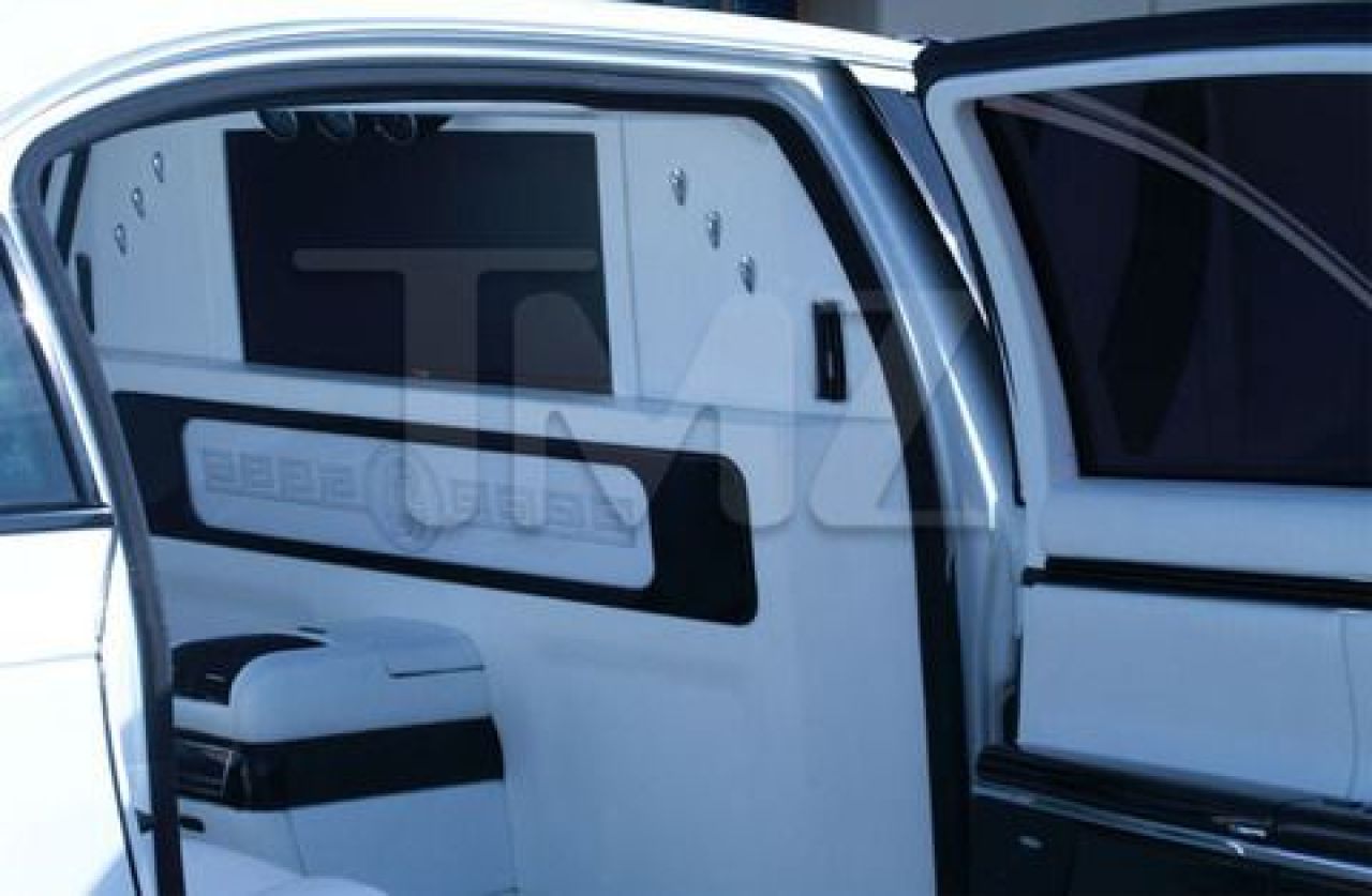 AROGANTA suprema a unui star! Si-a luat un Maybach de 1,3 milioane de dolari si l-a mai TUNAT cu 1 milion! Arata fenomenal: VIDEO_4