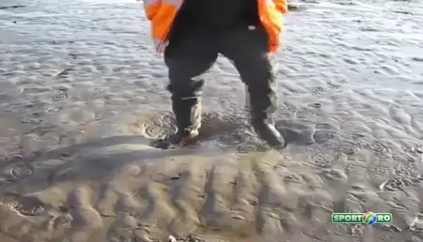 Ce se intampla cand sari pe NISIP MISCATOR! Un englez se joaca cu viata lui! Vezi ce se intampla - VIDEO