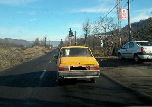 Fotografie incredibila surprinsa IN ROMANIA! Ce a putut un argesean sa bage intr-o Dacie! Oamenii au scos imediat aparatele foto :)