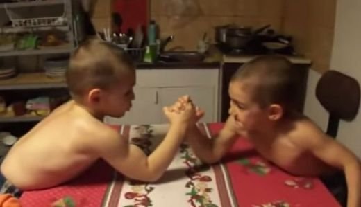 Imagini INCREDIBILE in Romania cu cel mai puternic copil! Pustiul 'Hercule' a facut SHOW in fata camerei! Cum l-a filmat tatal sau! VIDEO