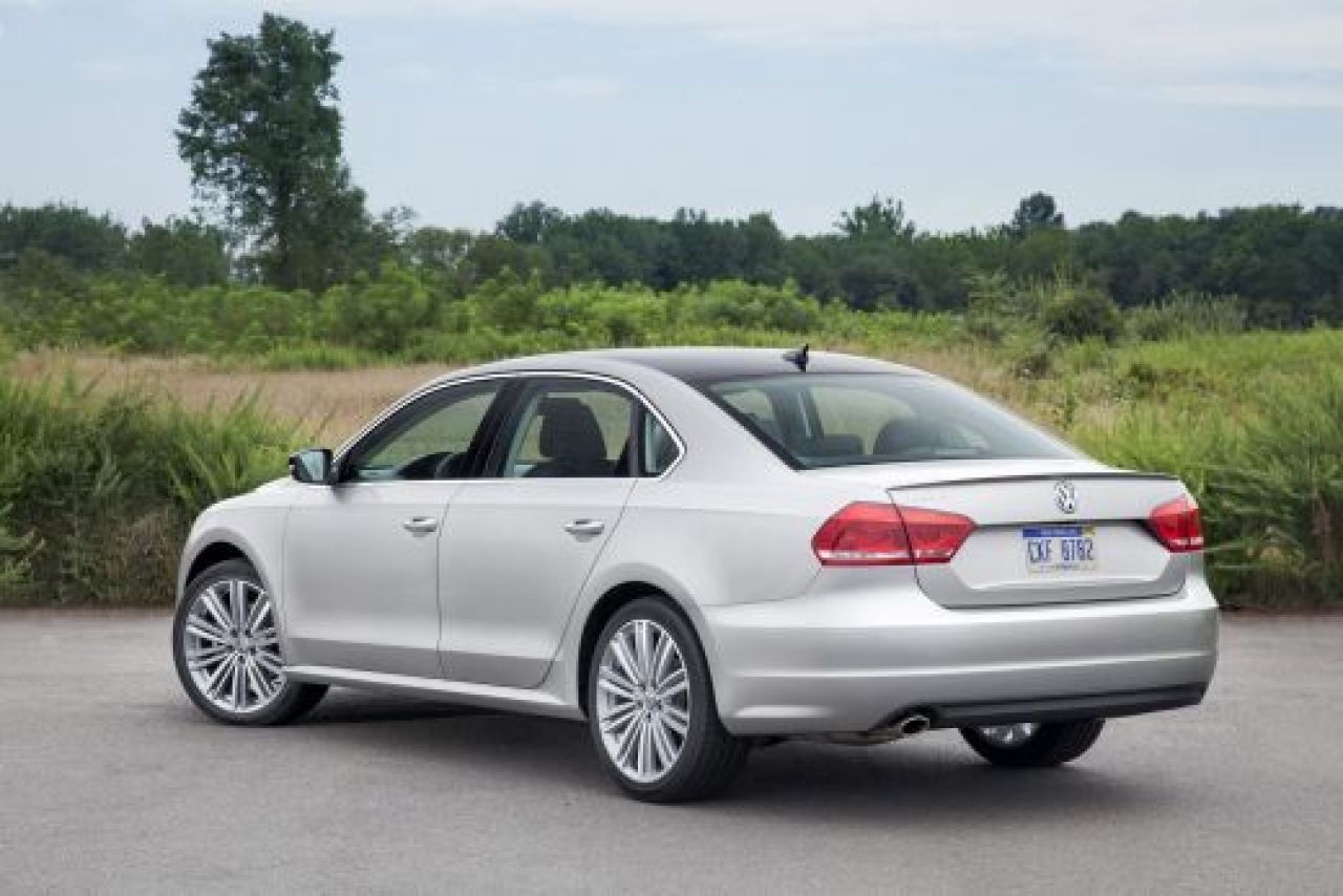 FOTO: Volkswagen a lansat noul Passat SPORT! Limuzina nemteasca primeste mai multi cai putere! Primele imagini_5