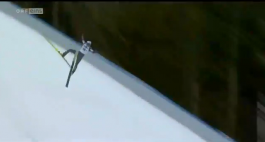 Cazatura HORROR la sarituri cu skiurile! A ramas inconstient dupa ce si-a pierdut echilibrul in zbor! VIDEO