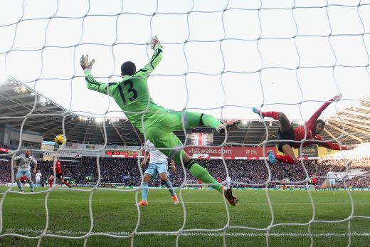 Faza inceputului de an in Premier League! Oriunde altundeva in lume iesea un scandal urias! Ce s-a intamplat la meciul unui roman:_3