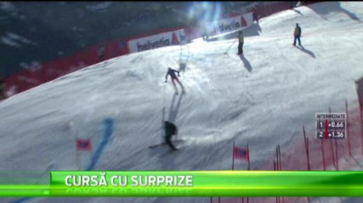 Te apuca rasul cand vezi asa ceva pe partia de schi, la cel mai inalt nivel! Incidentul se putea termina insa rau de tot! VIDEO