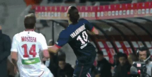 THIS is Zlatan! Mingea i-a venit la nivelul capului, el a facut ASTA! Unui jucator dintr-o mie ii iese o asemenea nebunie