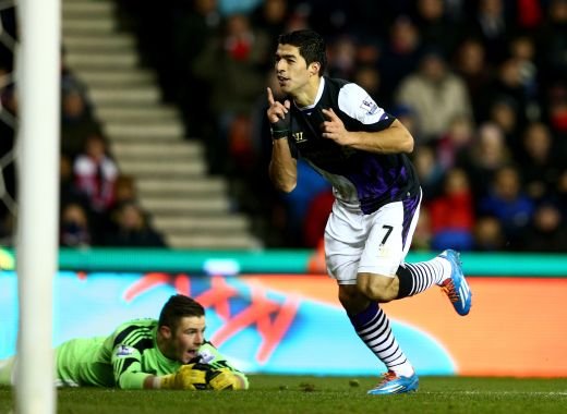 FABULOS! Suarez a imitat celebrul gest al lui Balotelli dupa ce a devenit cel mai tare golgheter din Europa! Imagine senzationala dupa golul de astazi:_2