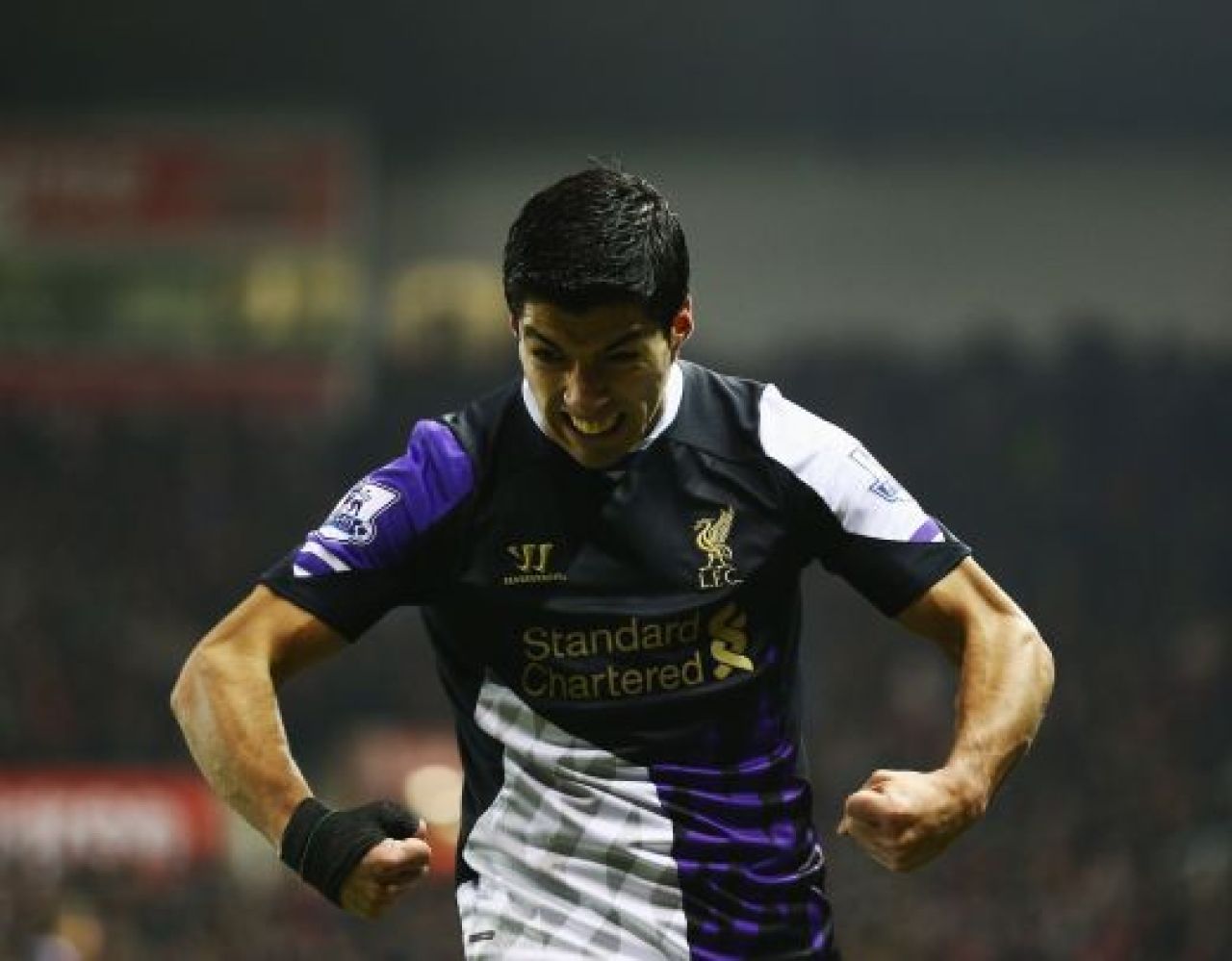 FABULOS! Suarez a imitat celebrul gest al lui Balotelli dupa ce a devenit cel mai tare golgheter din Europa! Imagine senzationala dupa golul de astazi:_4