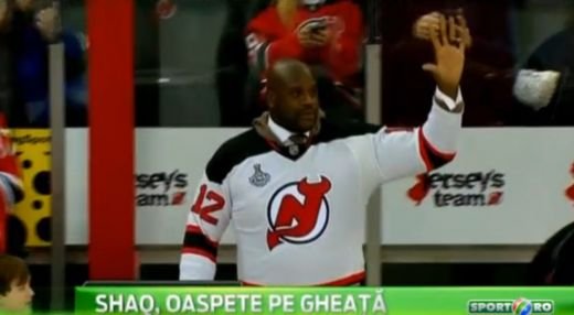 Shaquille O Neal, invitat de lux la un meci din NHL! Nu s-au gasit patine pe masura lui :) Final de infarct in meciul echipei favorite: