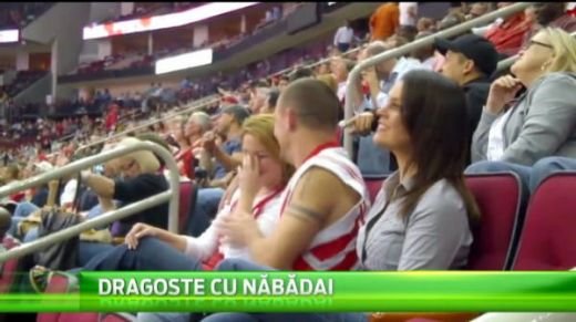 Umilinta incredibila pentru un fan la un meci din NBA! A aparut pe ecran cu iubita si urma sarutul! Ce s-a intamplat e desprins din filme: VIDEO