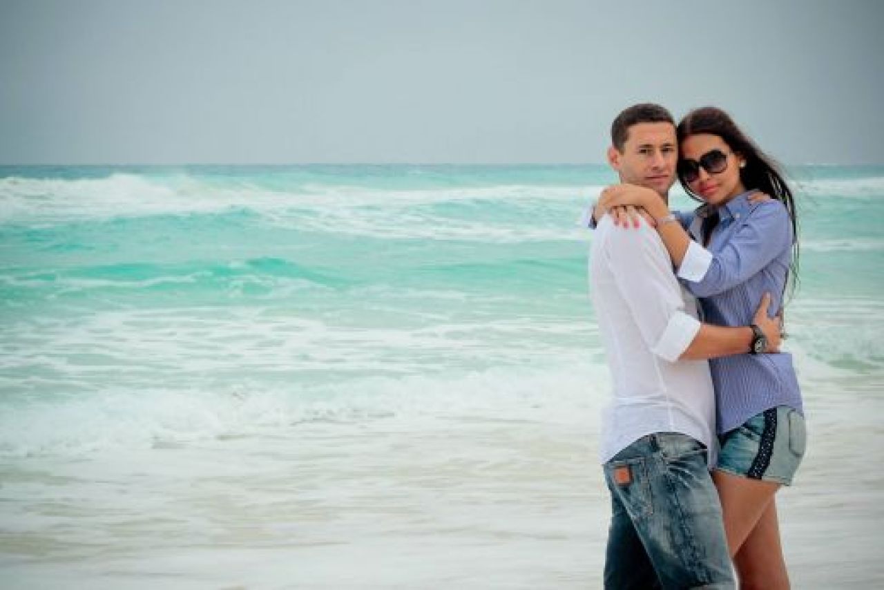 SUPER FOTO Fotbalistul din Liga I care si-a dus iepurasul PlayBoy in Mexic! Imagini INCENDIARE de pe plaja:_1