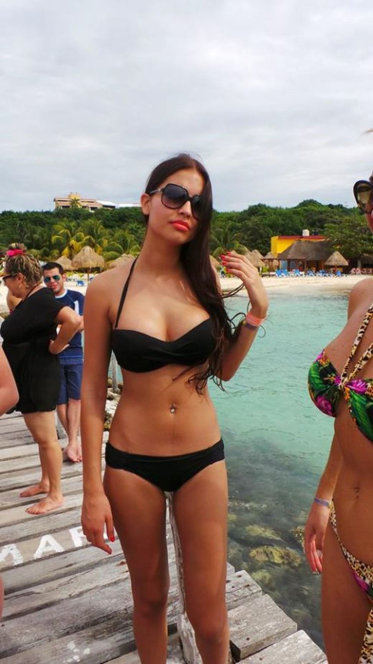 SUPER FOTO Fotbalistul din Liga I care si-a dus iepurasul PlayBoy in Mexic! Imagini INCENDIARE de pe plaja:_2