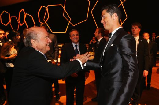 SUPER FOTO: Blatter l-a IMPLORAT pe Cristiano Ronaldo sa-l ierte! Imaginea serii de la gala de la Zurich! Cum au fost surprinsi cei doi: