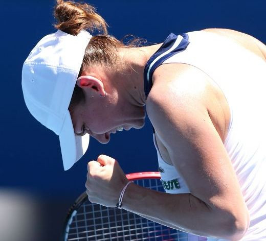 SURPRIZA: Sorana Carstea, eliminata in primul tur! Simona Halep si-a zdrobit adversara! Urca pe locul 3 WTA daca reuseste minunea la Australian Open!