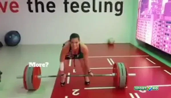 Unde nu-i cap, vai de picioare! O halterofila a incercat sa ridice 100 de kilograme PE TOCURI, dar era sa-si rupa toate oasele! VIDEO: