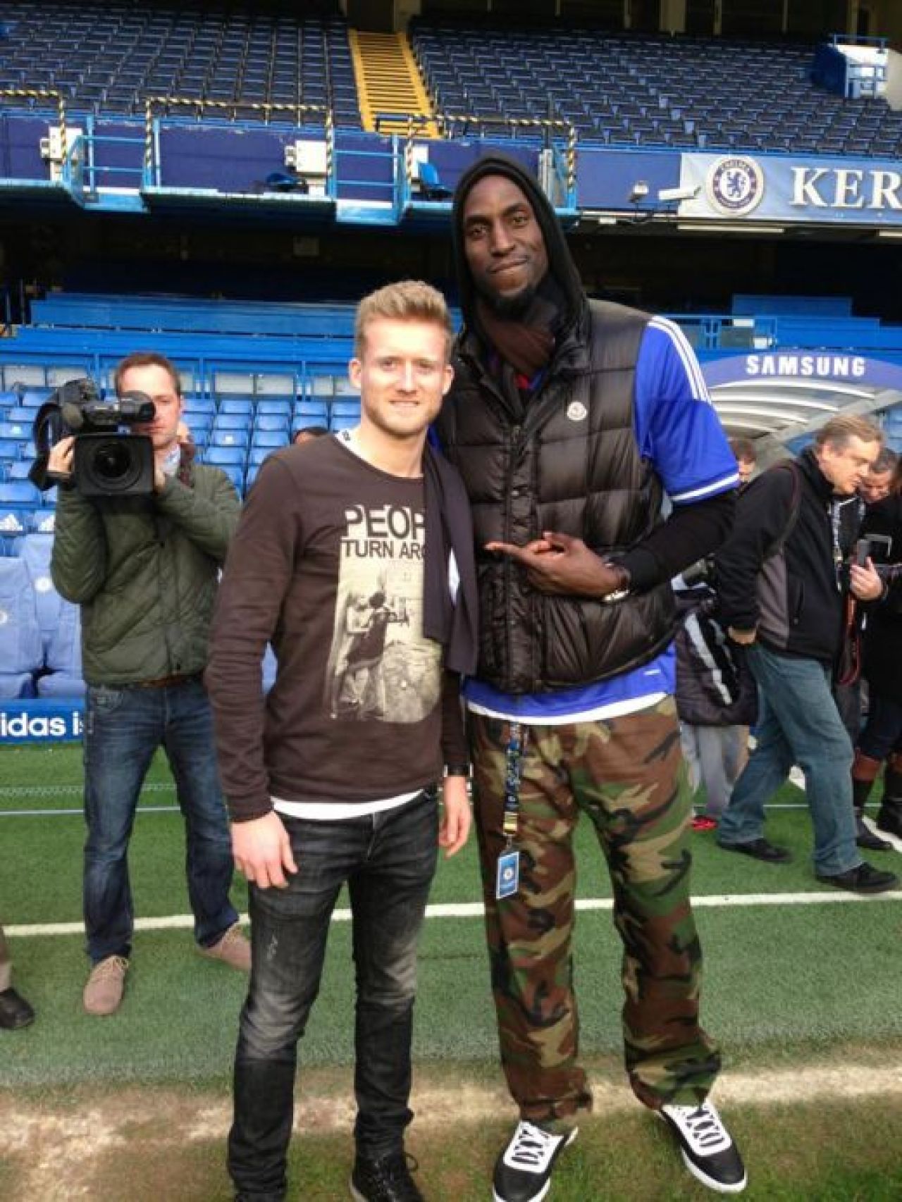S-a intors Drogba la Chelsea? Imagini de senzatie din vestiarul de pe Stamford Bridge! Ce au fost pusi sa faca STARURILE lui Mourinho!_1