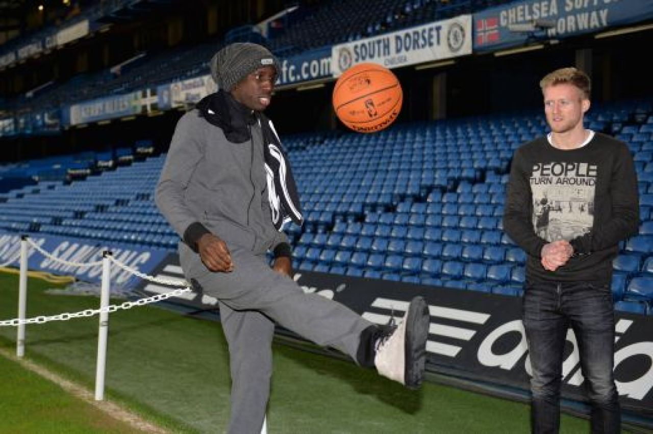 S-a intors Drogba la Chelsea? Imagini de senzatie din vestiarul de pe Stamford Bridge! Ce au fost pusi sa faca STARURILE lui Mourinho!_5