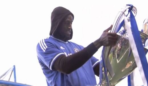 S-a intors Drogba la Chelsea? Imagini de senzatie din vestiarul de pe Stamford Bridge! Ce au fost pusi sa faca STARURILE lui Mourinho!_7