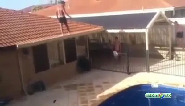 Backflip CRIMINAL! A sfisat MOARTEA cu saritura asta: de pe casa direct in piscina! VIDEO