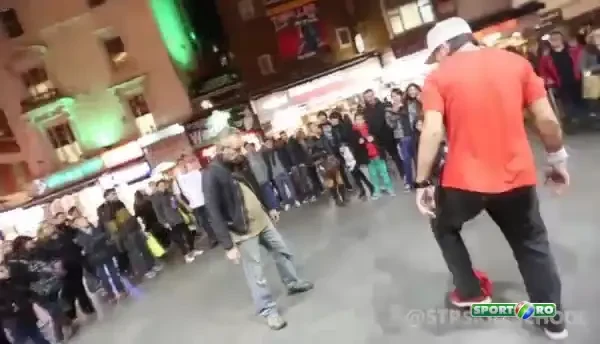 Nebunie! :) Crezi ca ai putea sa-i iei mingea? El e cel mai tehnic jucator de fotbal din lume; nimeni nu a reusit sa-l deposedeze! VIDEO: