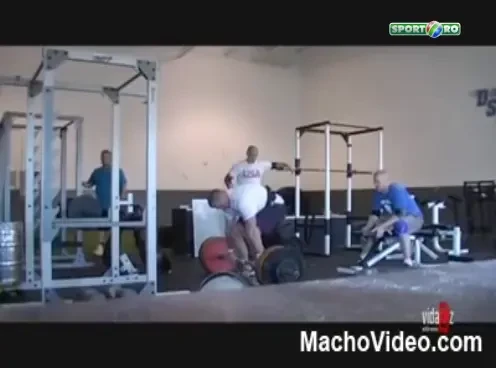 In sala de forta NU EXISTA eroi! Teribilismul a fost la un pas sa-l omoare! Vezi ce a patit: VIDEO