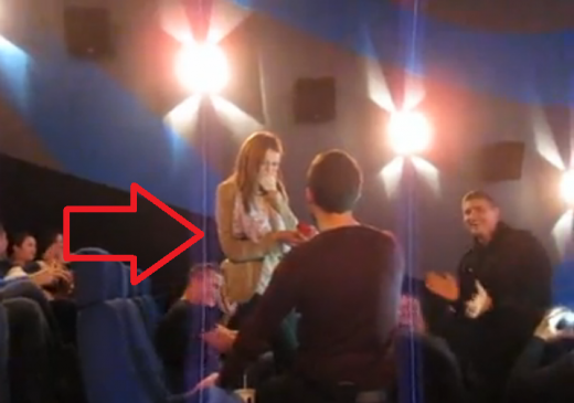 Sport extrem! :) Un suporter al lui U Cluj si-a cerut iubita in casatorie in sala de cinema! Toata sala s-a intors catre ei! Cum a reactionat fata: VIDEO