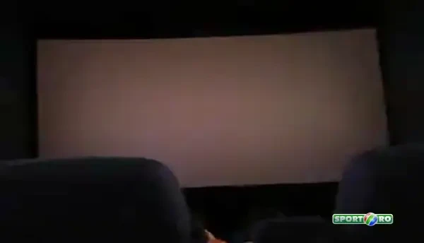 Sport extrem! :) Un suporter al lui U Cluj si-a cerut iubita in casatorie in sala de cinema! Toata sala s-a intors catre ei! Cum a reactionat fata: VIDEO
