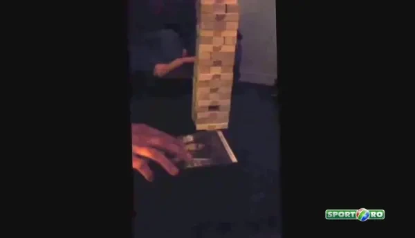 Super tare! Cum sa scoti ultima piesa la jocul de Jenga, fara sa darami turnul! Clipul care a strans 200 de mii de vizualizari in doar cateva ore: