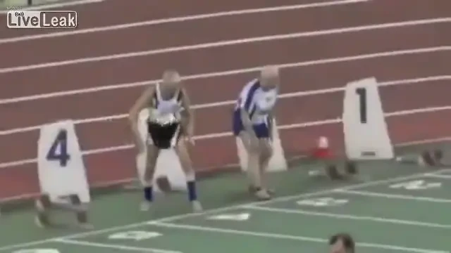 Nebunie curata! :)) Cum arata o cursa intre doi batrani de 90 de ani! Stai in suspans pana la capat! NU iti dai seama cine va castiga! VIDEO