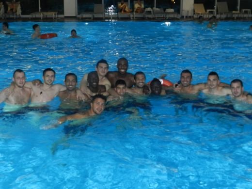 NEBUNIE cu Mutu in piscina! Toti jucatorii au explodat de ras! Ce i-a facut lui Contra in Turcia_3
