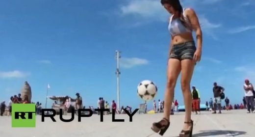 Asa ceva n-ai mai vazut niciodata! Un model sexy tine pe picior in tocuri si face scheme ca Messi! Ea va fi noua sotie a Mondialului VIDEO