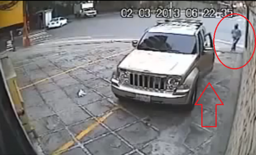 Un GANGSTER vrea sa jefuiasca un barbat abia iesit din banca! Ce se intampla e scos din filme! VIDEO