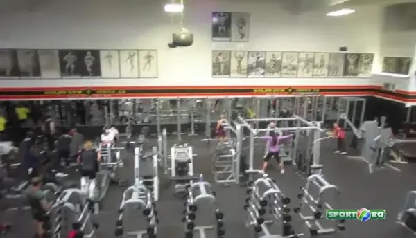 "Pot sa te ajut cu ceva?" Surpriza IMENSA in sala de forta! Un star urias s-a deghizat in instructor! VIDEO