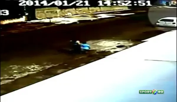 INCREDIBIL! A calcat un copil de 5 ani cu masina si s-a dat jos speriat! Ce s-a intamplat dupa depaseste orice imaginatie! VIDEO