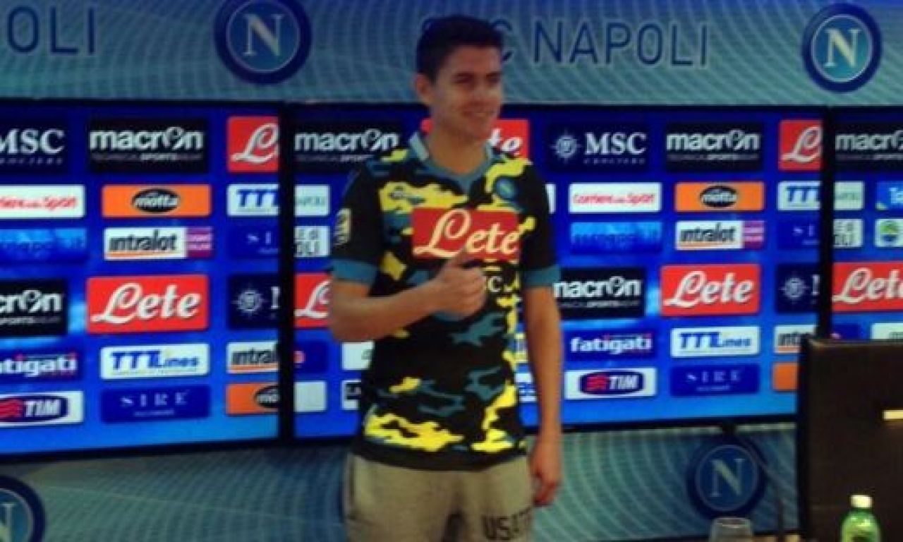 Cel mai neinspirat model de echipament! Fanii au innebunit cand l-au vazut! Cum arata noile tricouri de la Napoli:_3