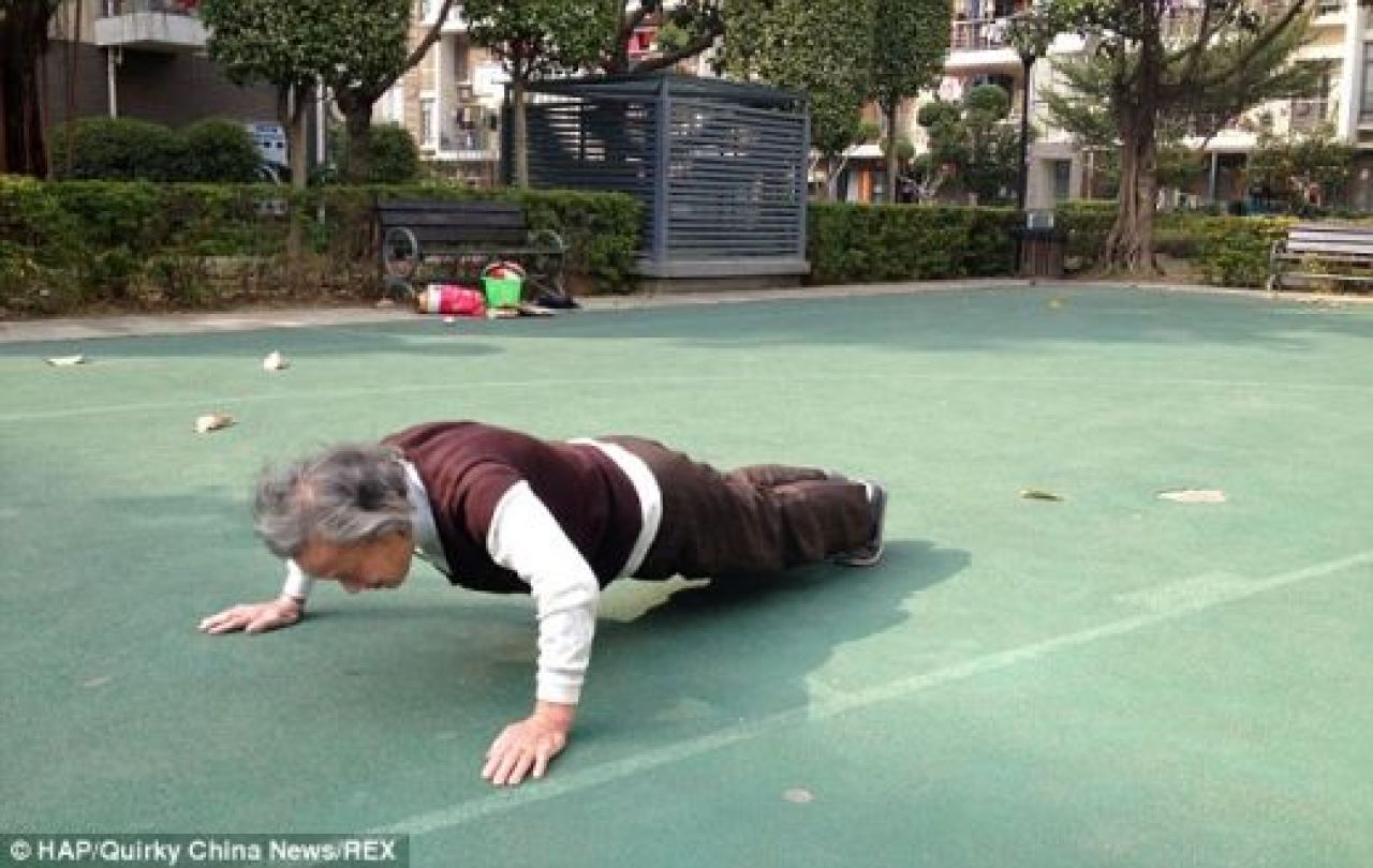 INCREDIBIL! Are 80 de ani si te face PRAF la flotari: