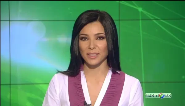 Femeia asta chiar iubeste surful! E inconstienta! Era sa nasca pe placa! :) VIDEO