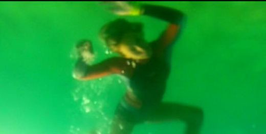 Femeia asta chiar iubeste surful! E inconstienta! Era sa nasca pe placa! :) VIDEO