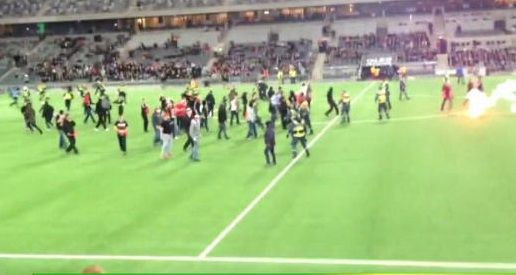 Bataie pe teren intre suporteri! Politistii nu au avut ce sa faca! VIDEO socant cu o adversara a Stelei din amicale: