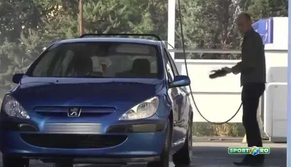 Farsa GENIALA! A vrut sa-l bata dupa faza asta! Ce a patit un sofer imediat dupa ce si-a spalat masina! VIDEO
