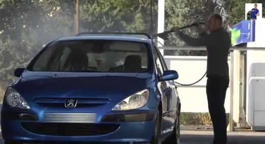 Farsa GENIALA! A vrut sa-l bata dupa faza asta! Ce a patit un sofer imediat dupa ce si-a spalat masina! VIDEO