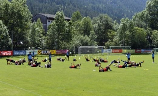 Un nou pericol ii paste pe stelisti in Spania! Nu si-au ales prea bine locul de cantonament! Stelistii sunt in bataia mingilor de golf :) VIDEO