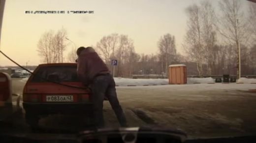 Chuck Norris i-a dat LIKE dupa faza asta! Cum sa alimentezi masina, metoda ruseasca! VIDEO