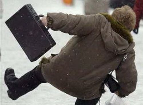 Cum sa mergi corect pe gheata fara sa cazi! Ce trebuie sa stii neaparat in perioada asta: FOTO