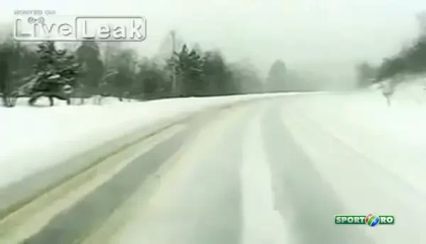 Accident terifiant din cauza zapezii! O masina a fost pulverizata de un camion! Iti dau lacrimile cand vezi faza: VIDEO