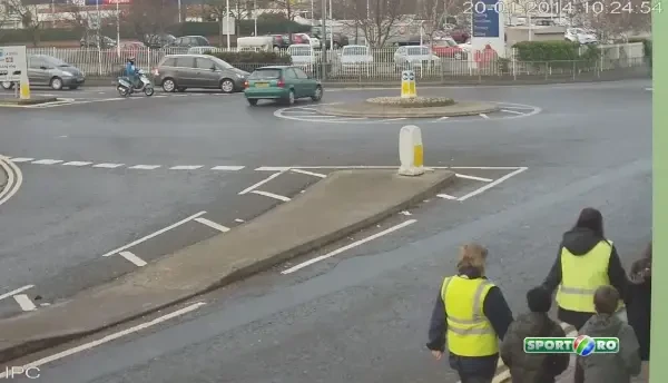 Era singur in intersectie, apoi a facut ASTA! Oamenii s-au speriat cand si-a pierdut MINTILE! VIDEO