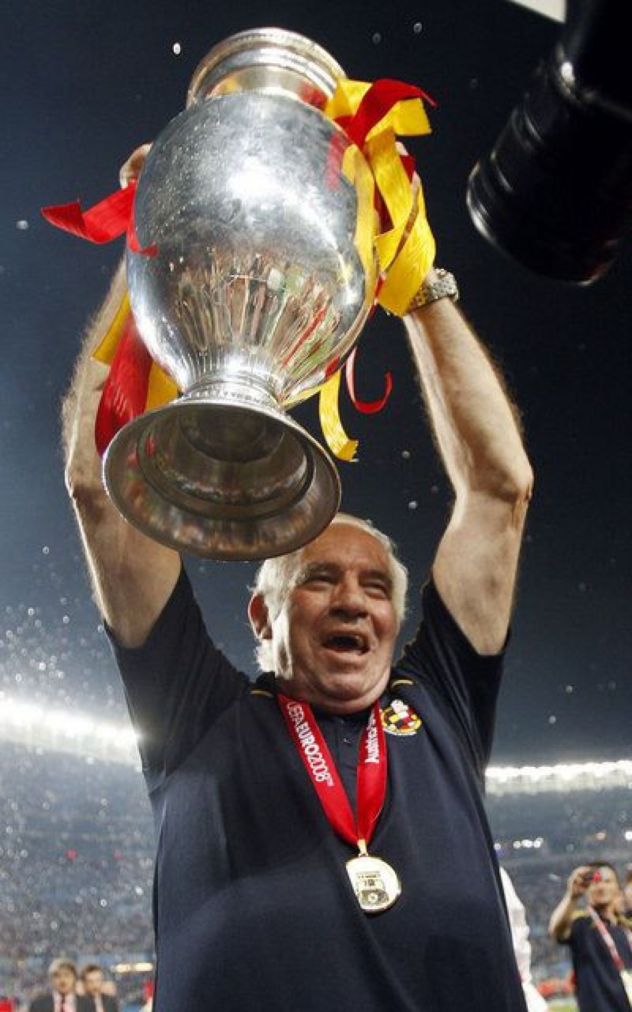 FOTO: Cele mai tari IMAGINI din cariera lui Aragones! Omul care l-a retras pe Raul si a dus reinventat nationala Spaniei A MURIT astazi:_4