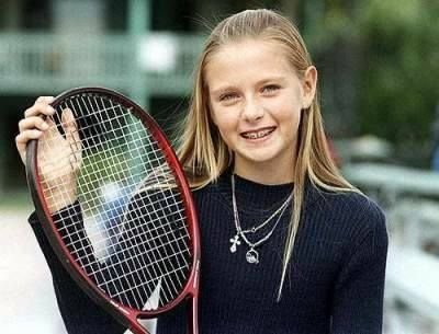 Fetita asta a ajuns de 4 ori #1 mondial si a castigat peste 90 de milioane de dolari din tenis! O recunosti din poza asta?