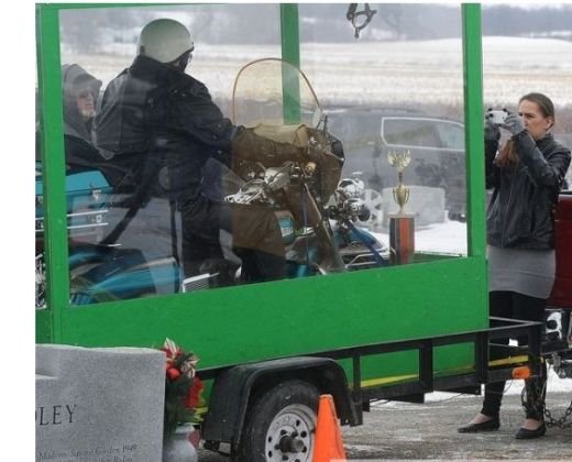 Asta e NEBUNIE CURATA! Un american a fost inmormantat pe motocicleta, intr-un sicriu transparent! Toti i-au facut poze: FOTO