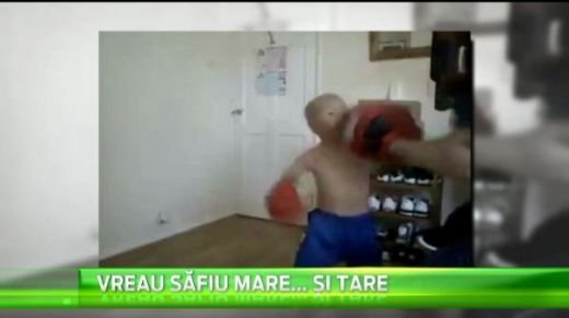 Un pusti de 5 ani are toate sansele sa ajunga ca Ghita sau Schilt! Loveste ca un profesionist! VIDEO