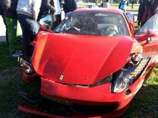 A distrus o masina de 2 mil. de euro! Copacul 'a stat' in calea vitezei cu care gonea! Politia NU mai intelege nimic, o 'fantoma' a condus! FOTO_2